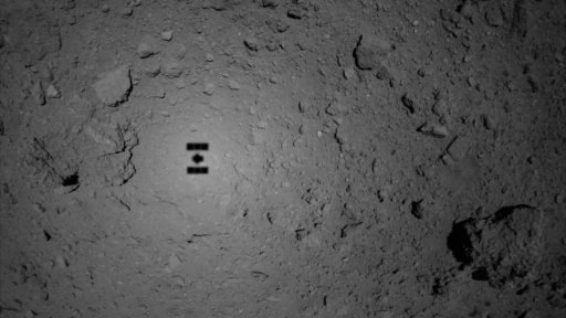 Fotografija: Senca sonde nad asteroidom. FOTO: Jaxa