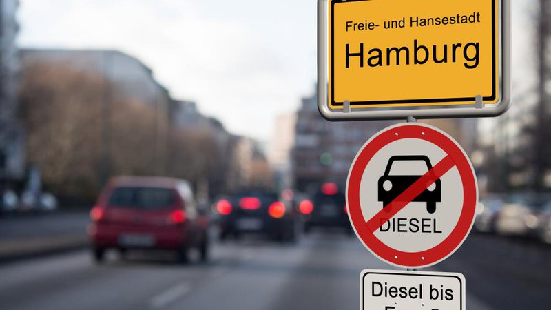 Fotografija: Eno najostrejših prepovedi so uvedli na kratkem odseku v Hamburgu, kjer lahko vozijo le najbolj sodobni dizelski avtomobili. Foto Shutterstock