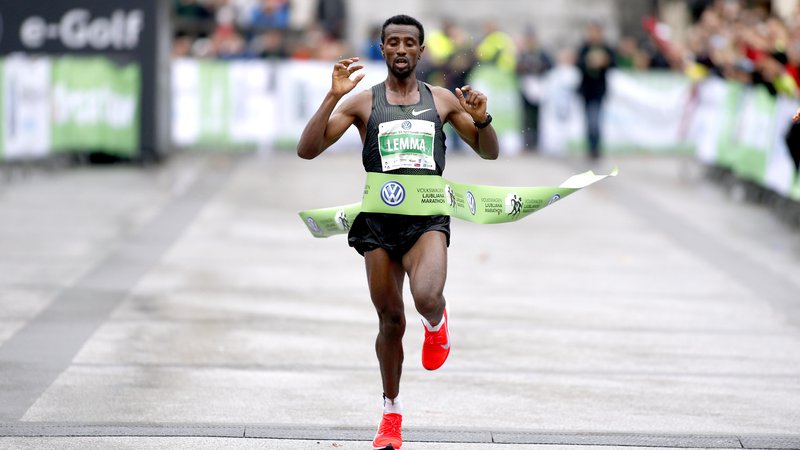 Fotografija: Etiopijec Sisay Lemma Kasaye je z rekordom proge zmagal na ljubljanskem maratonu v teku na 42 kilometrov FOTO: Roman Šipić/Delo