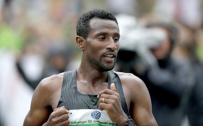 Etiopijec Sisay Lemma Kasaye je z rekordom proge zmagal na ljubljanskem maratonu v teku na 42 kilometrov FOTO: Roman Šipić/Delo