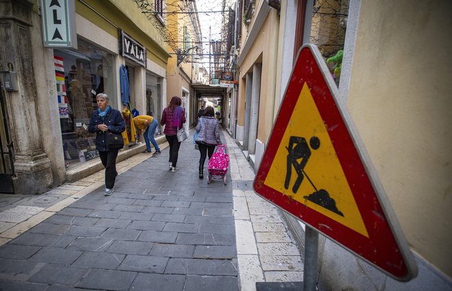 Številni občani menijo, da občina premalo vlaga v prenovo starega mestnega jedra.<br />
Foto Jože Suhadolnik
