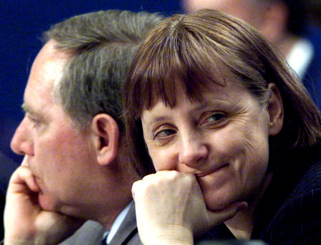 Angela Merkel na kongresu CDU aprila 2000, na katerem so jo delegati stranke potrdili za novo predsednico. FOTO: REUTERS/Michael Urban