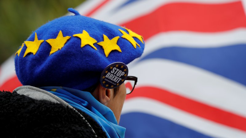 Fotografija: Politični in družbeni razdor, ki ga je sprožilo prvo glasovanje o brexitu, lahko zaceli le ponovni glas ljudstva. FOTO: Darren Staples/Reuters