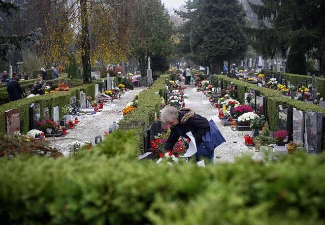Številni bodo obiskali pokopališča. FOTO: Blaž Samec/Delo