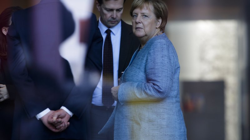 Fotografija: Angela Merkel je prejšnji teden napovedala postopen umik z vrha nemške politike, vprašanje pa je, ali so njeni načrti uresničljivi. FOTO: AP