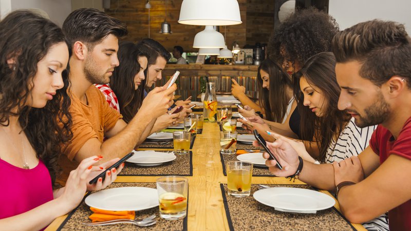 Fotografija: Namesto pogovora strmenje v mobilni telefon? Navada, ki se mnogim zdi že običajna, druge pa jezi.

FOTO Shutterstock