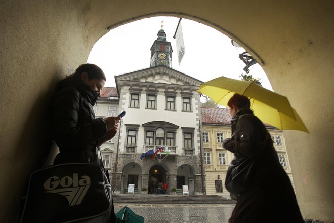Uslužbenci Mestne občine Ljubljana so lani dobili izplačanih  dobrega pol milijona evrov nadur. FOTO: Jure Eržen/Delo