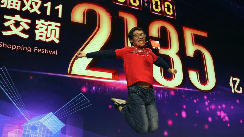 Fotografija: Trenutek, ko je na velikem zaslonu v Šanghaju zasijal napis »2135 yi-a«. Končna vrednost prodanih izdelkov je znašala 213,5 milijarde juanov. FOTO: AP