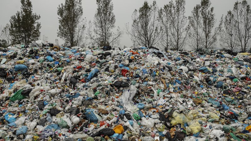 Fotografija: Kupi plastičnih odpadkov na deponiji Barje. FOTO: Uroš Hočevar/Delo