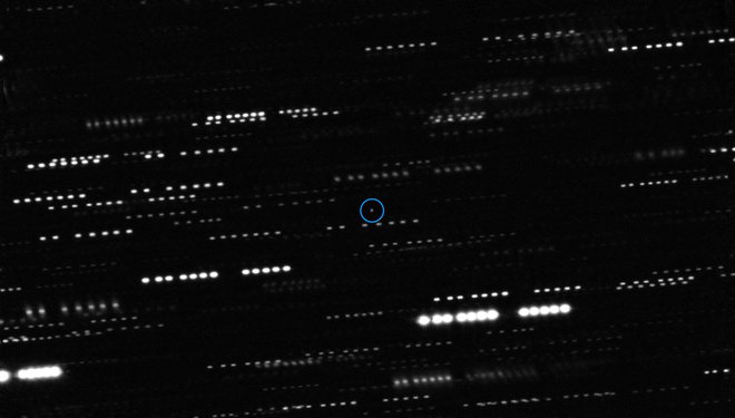Malo manj razburljiv sestavljen posnetek 'Oumuamue, svetle črte pa so zvezde, razpotegnjene zaradi dlje časa odprte zaslonke teleskopa, ki je sledil gibanju asteroida. Vir ESO