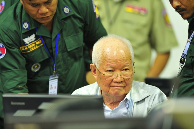 Khieu Samphan, ki je opravljal ceremonialno dolžnost predsednika države, je bil obsojen zaradi genocida nad kamboškimi Vietnamci. FOTO: Reuters