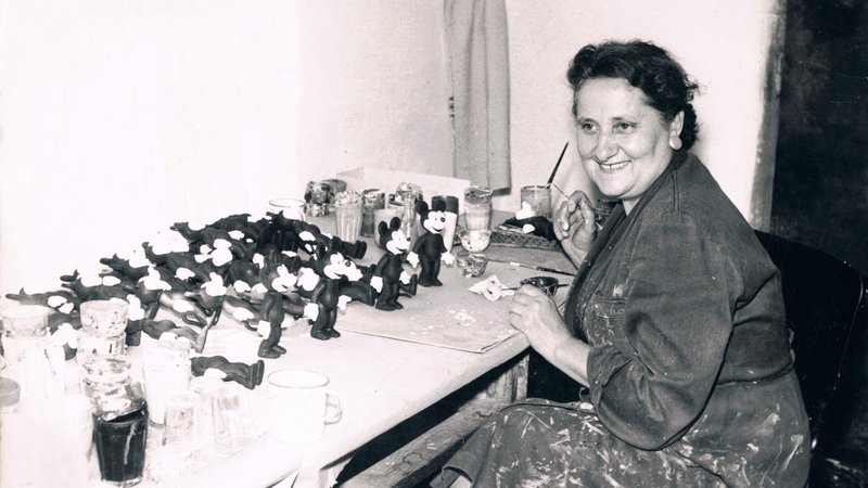 Fotografija: Olga Vončanšek v tovarni Biserka barva gumijaste Miki miške v sredini 60. let. FOTO: Iz zbirke Darije Hercigonje
