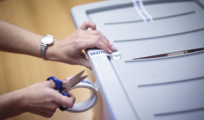 Ali bi probleme pri štetju glasov rešila uvedba elektronskih volitev? FOTO: Jože Suhadolnik
