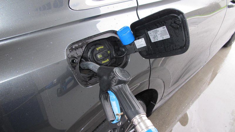 Fotografija: Točenje dodatka adblue v avtomobil z dizelskim motorjem. Foto Blaž Kondža