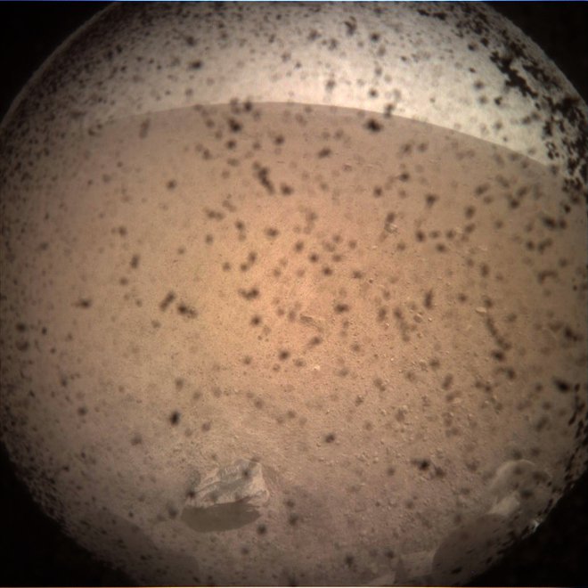 Prva fotografija površja, kjer je pristal Insight. Na lečah kamere landerja je še prah. FOTO: AFP