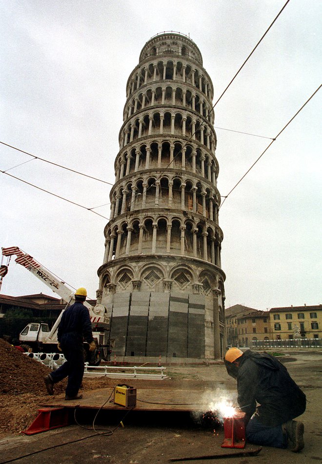 Skupina strokovnjakov je 57 metrov visok srednjeveški stolp v zadnjih 20 letih zravnala za štiri centimetre. FOTO: Stringer/Reuters