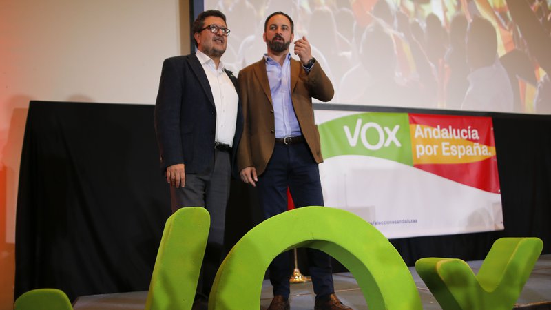 Fotografija: Regionalni kandidat španske skrajno desne stranke Vox Francisco Serrano (levo) in njen predsednik Santiago Abascal. Foto: Jon Nazca/Reuters