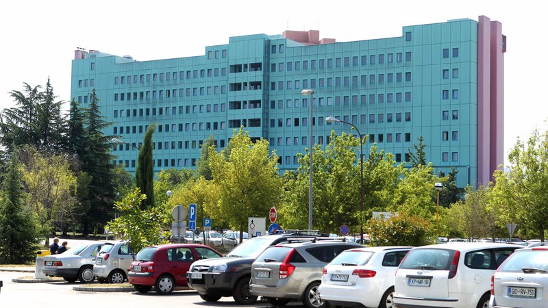 Fotografija: Bolnišnica kljub sanacijskemu programu in 7,1 milijona evrov sanacijske pomoči, ki jo je nazadnje prejel od države, ostaja globoko v rdečih številkah. Foto Igor Mali