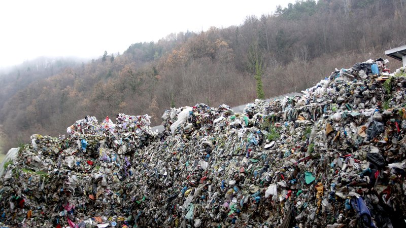 Fotografija: Zasavska deponija odpadkov na Uničnem pri Hrastniku poka po šivih. Foto Roman Šipić