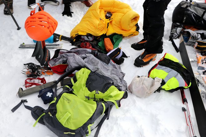 Za obisk gora pozimi je potrebna popolna zimska oprema, ki jo moramo znati tudi uporabljati. FOTO: Manca Čujež