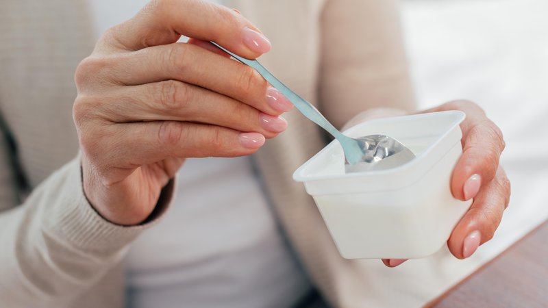 Fotografija: Sadni jogurti povprečno vsebujejo 7,6 gramov sladkorja v 100 gramih, kar je po mnenju Zveze potrošnikov Slovenije še vedno preveč. FOTO: Lightfieldstudios Getty Images/iStockphoto