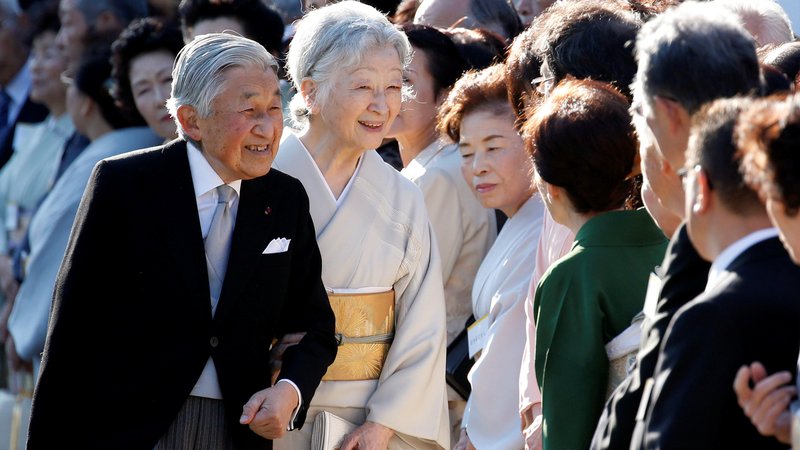 Fotografija: Jutri bo cesar Akihito v spremstvu cesarice Mičiko še zadnjič pozdravil zbrane podanike. FOTO: Reuters
