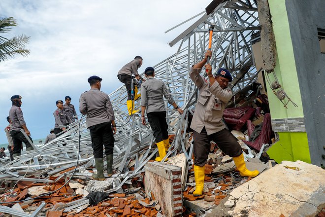 Število smrtnih žrtev uničujočega cunamija je naraslo na 281FOTO: Jorge Silva/Reuters