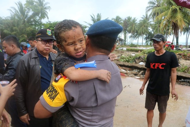 Reševalci se sedaj s težavo prebijajo skozi ruševine ter iščejo preživele. FOTO: Handout/Reuters