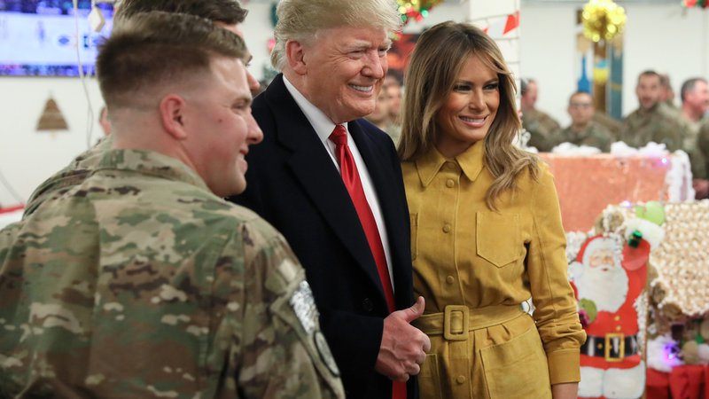 Fotografija: Ameriški predsednik je skupaj s soprogo Melanio Trump obiskal letalsko bazo v Iraku FOTO: Reuters