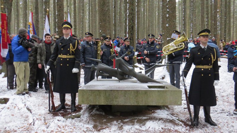 Fotografija: Pobitim borkam in borcem Pohorskega bataljona so se poklonili tudi pripadniki častne straže Slovenske vojske. FOTO: Bojan Rajšek/Delo