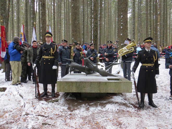 Pobitim borkam in borcem Pohorskega bataljona so se poklonili tudi pripadniki častne straže Slovenske vojske. FOTO: Bojan Rajšek/Delo