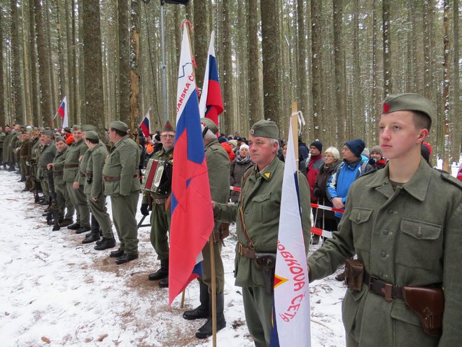 Spominske slovesnosti so se udeležili tudi pripadniki Prvega dolenjskega spominskega partizanskega bataljona. FOTO: Bojan Rajšek/Delo