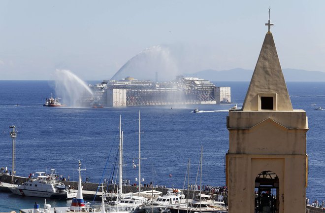V Italiji je priljubljen manever velikih ladij, da se približajo obali, kolikor je mogoče. FOTO: Reuters