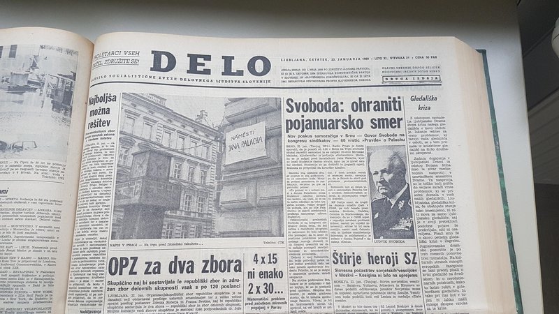 Fotografija: ▲ Poročilo o tihih demonstracijah v Pragi v Delu, 21. januarja 1969 ◀ Delo je intenzivno poročalo o samovžigu Jana Palacha, demonstracijah in vseh političnih dejanjih češkoslovaških oblasti za umiritev razmer.