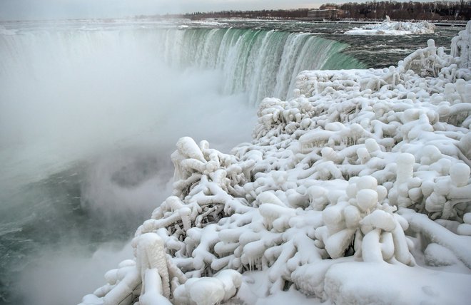 Znamenita podkev kanadskih Niagarskih slapov. FOTO: Moe Doiron/Reuters