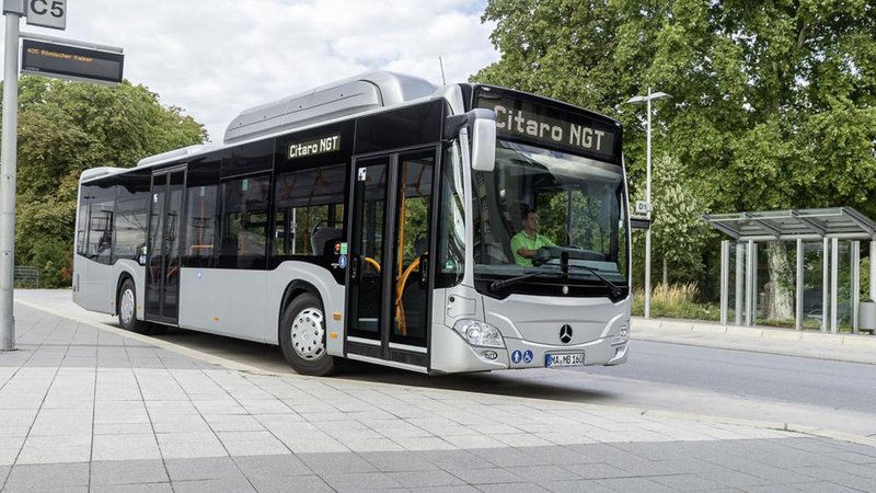 Fotografija: Prednost hibridnega avtobusa je nižja poraba goriva, bolj tiha vožnja in manj emisij CO2. Foto Arhiv MOL