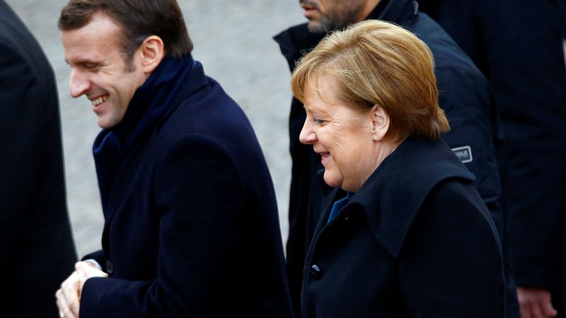 Fotografija: Oba protagonista, kanclerka Angela Merkel in predsednik Emmanuel Macron, sta zelo šibka. FOTO: Reuters