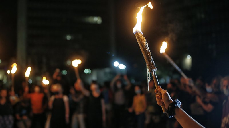 Fotografija: Protest se je zaključil na Trgu republike, ki so ga osvetljevale bakle upora. FOTO: Blaž Samec/Delo