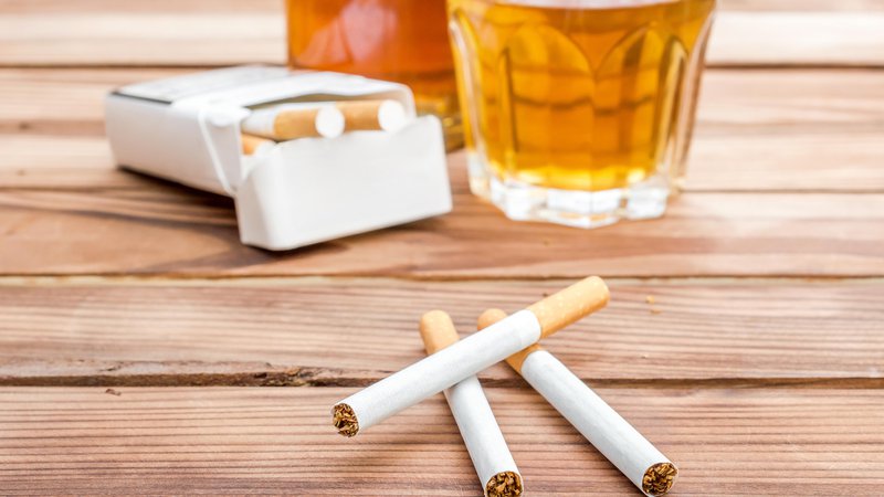Fotografija: Kajenje in pitje alkohola povečujeta tveganje za nastanek številnih vrst raka. Foto Ligorko Getty Images/istockphoto