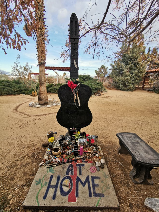 Spomenik Gramu Parsonsu so iz srca puščave premestili pred motel, saj so oboževalci ob njem puščali spominke, ki ne spadajo v divjino. FOTO: Lucijan Zalokar