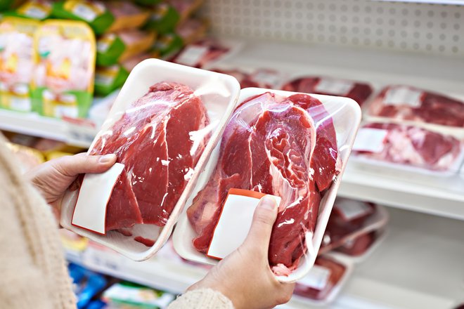 Pri pripravi javnih razpisov ni mogoče zahtevati, da morajo biti vsa živila, tudi meso, slovenskega porekla. FOTO: Getty Images/istockphoto