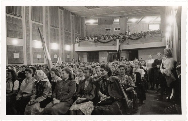 Ženski shod v dvorani z balkonom okrog leta 1945. FOTO: ZAC/Fototeka Pelikan