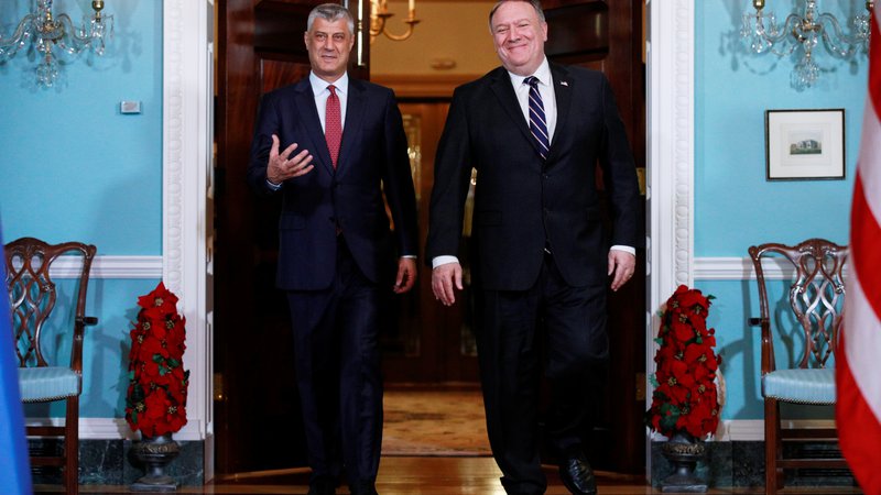 Fotografija: Kosovski predsednik Hashim Thaçi, ki ga je novembra lani v Washingtonu gostil ameriški državni sekretar Mike Pompeo, ne verjame, da je bila uvedba carin na uvoz srbskega blaga vredna ameriške zaušnice. FOTO: Jim Young/Reuters