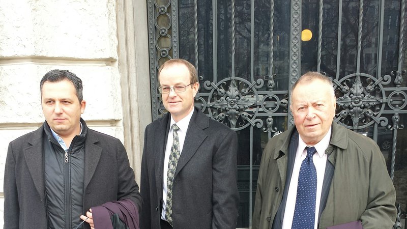 Fotografija: Franc Klopčič skupaj z odvetnikoma Luigijem Varanellijem (levo) in Jožetom Hribernikom (desno). Foto: Jure Predanič
