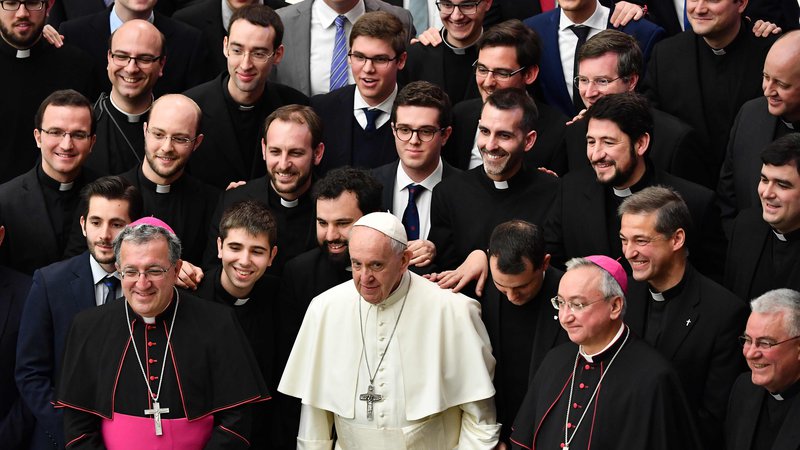 Fotografija: Cerkveni redovi z vsega sveta (na včerajšnji fotografiji so semeniščniki s papežem) so se predvčerajšnjim opravičili, ker niso ukrepali, ko so njihovi člani spolno zlorabljali otroke, češ da jih je njihova vdanost svojim ustanovam pripeljala do zanikanja in prikrivanja. FOTO: AFP