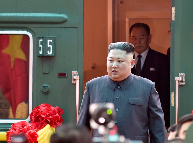 Kim je s svojo delegacijo večji del poti premagal z vlakom, zadnji del pa je prevozil z avtomobilom. FOTO: Reutes