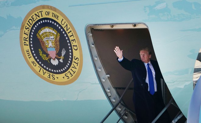 Donald Trump tik pred vkrcanjem na predsedniško letalo Air Force One, ki ga je prepeljalo na daljnji Vzhod. FOTO: Mandel Ngan/AFP