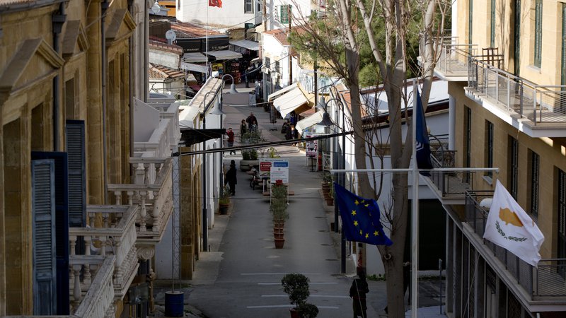 Fotografija: Meja med ciprskim in turškim delom Nikozije. FOTO: Reuters