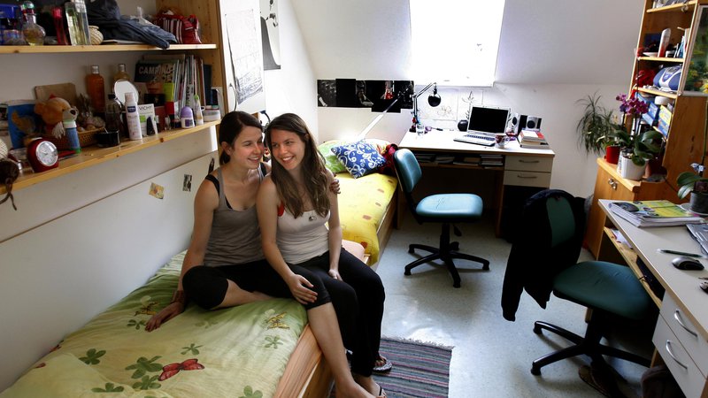 Fotografija: Letošnje študijsko leto je bilo med študenti le malo takšnih, ki so dobili posteljo v študentskem domu. FOTO: Blaž Samec/Delo