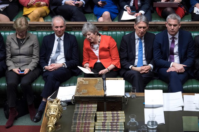 Britanska premierka je po porazu poslance še enkrat opozorila na dilemo, ki jo utegne prinesti zelo verjetno podaljšanje pogajanj. FOTO: AFP